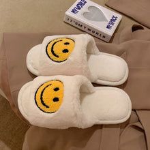 Lade das Bild in den Galerie-Viewer, Smiley Slipper | Flauschige Trend Slides mit Smiley Faces