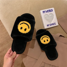 Lade das Bild in den Galerie-Viewer, Smiley Slipper | Flauschige Trend Slides mit Smiley Faces