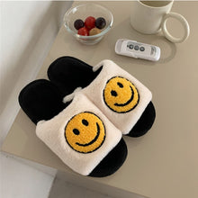 Lade das Bild in den Galerie-Viewer, Smiley Slipper | Flauschige Trend Slides mit Smiley Faces