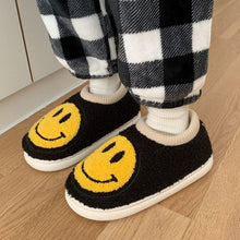 Lade das Bild in den Galerie-Viewer, Smiley Slipper | Flauschige Trend Slides mit Smiley Faces