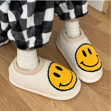 Lade das Bild in den Galerie-Viewer, Smiley Slipper | Flauschige Trend Slides mit Smiley Faces