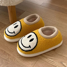 Lade das Bild in den Galerie-Viewer, Smiley Slipper | Flauschige Trend Slides mit Smiley Faces