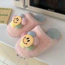Lade das Bild in den Galerie-Viewer, Smiley Slipper | Flauschige Trend Slides mit Smiley Faces