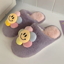 Lade das Bild in den Galerie-Viewer, Smiley Slipper | Flauschige Trend Slides mit Smiley Faces