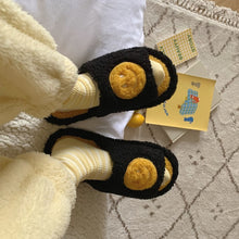 Lade das Bild in den Galerie-Viewer, Smiley Slipper | Flauschige Trend Slides mit Smiley Faces