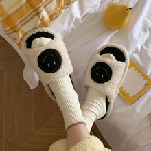 Lade das Bild in den Galerie-Viewer, Smiley Slipper | Flauschige Trend Slides mit Smiley Faces