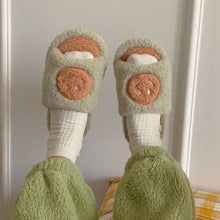 Lade das Bild in den Galerie-Viewer, Smiley Slipper | Flauschige Trend Slides mit Smiley Faces