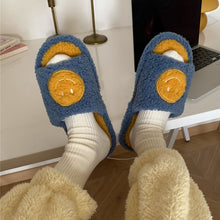Lade das Bild in den Galerie-Viewer, Smiley Slipper | Flauschige Trend Slides mit Smiley Faces