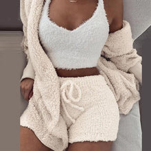 Lade das Bild in den Galerie-Viewer, Flauschiges Lounge Set aus 3 Teilen | Cardigan, Shorts & Crop Top - selley.de