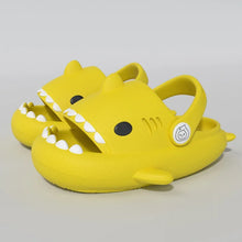 Lade das Bild in den Galerie-Viewer, Wolken Slipper mit Hai Motiv Kinder | Cozy Slipper | Cloud Sandals | Slides
