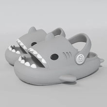 Lade das Bild in den Galerie-Viewer, Wolken Slipper mit Hai Motiv Kinder | Cozy Slipper | Cloud Sandals | Slides
