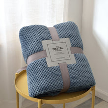 Lade das Bild in den Galerie-Viewer, Kuscheldecke aus Microfaser für dein Schlafzimmer
