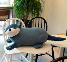 Lade das Bild in den Galerie-Viewer, XXL Otter Kuscheltier
