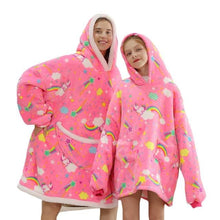 Lade das Bild in den Galerie-Viewer, Oversized Hoodie Decke mit Cartoon Designs | Die Kuscheldecke mit Ärmeln
