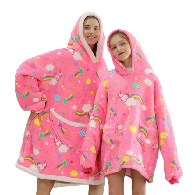 Oversized Hoodie Decke mit Cartoon Designs | Die Kuscheldecke mit Ärmeln
