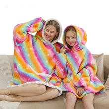 Lade das Bild in den Galerie-Viewer, Oversized Hoodie Decke mit Cartoon Designs | Die Kuscheldecke mit Ärmeln
