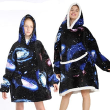 Lade das Bild in den Galerie-Viewer, Oversized Hoodie Decke mit Cartoon Designs | Die Kuscheldecke mit Ärmeln
