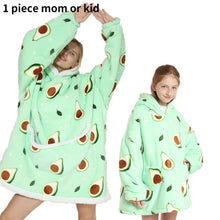 Lade das Bild in den Galerie-Viewer, Oversized Hoodie Decke mit Cartoon Designs | Die Kuscheldecke mit Ärmeln
