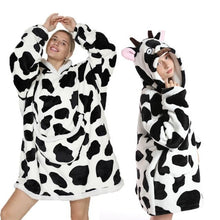 Lade das Bild in den Galerie-Viewer, Oversized Hoodie Decke mit Cartoon Designs | Die Kuscheldecke mit Ärmeln
