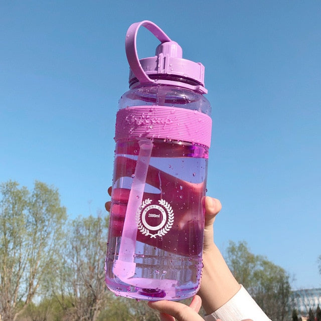 XXL Wasserflasche mit 2 Liter Kapazität