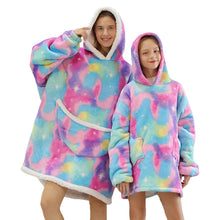 Lade das Bild in den Galerie-Viewer, Oversized Hoodie Decke mit Cartoon Designs | Die Kuscheldecke mit Ärmeln
